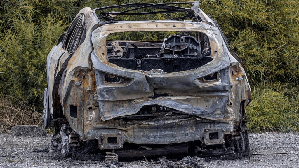 西班牙警方追兇，只找到一輛燒剩支架的汽車。 路透社