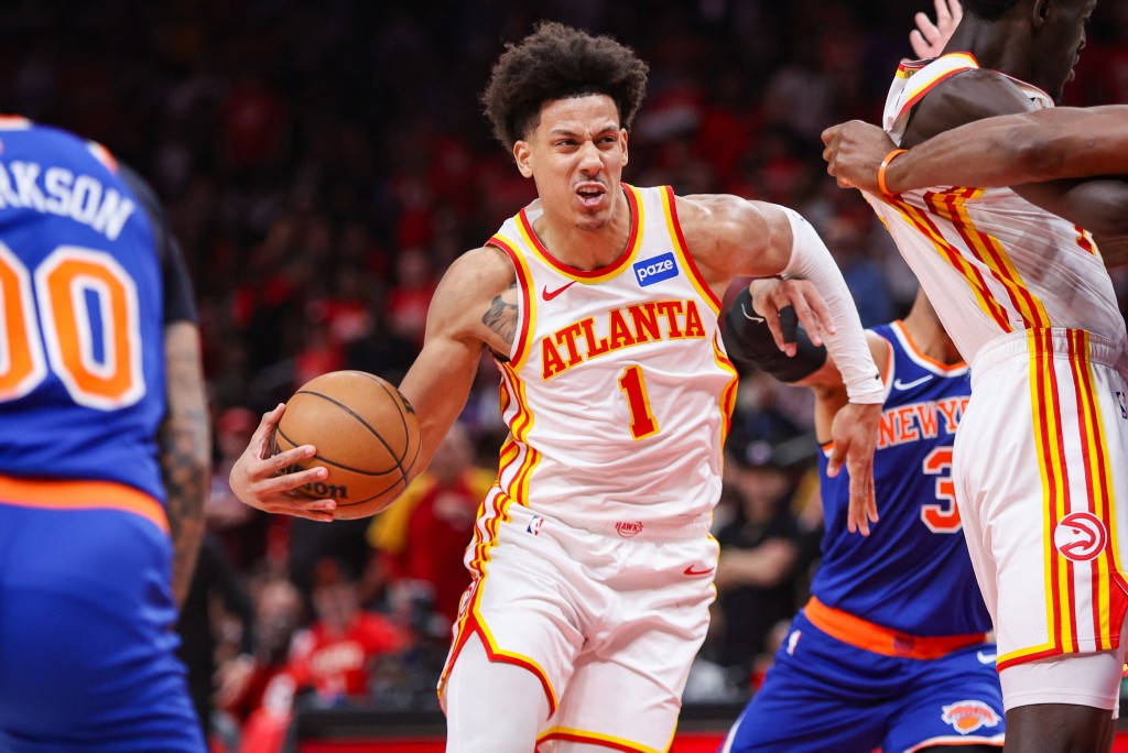 「新鷹王」謝倫莊遜（中）今仗得到全隊最高24分，外加10個籃板和8次助攻。路透社