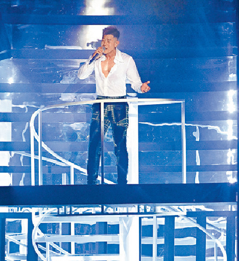 ■城城露出「事業線」令全場觀眾狂叫。