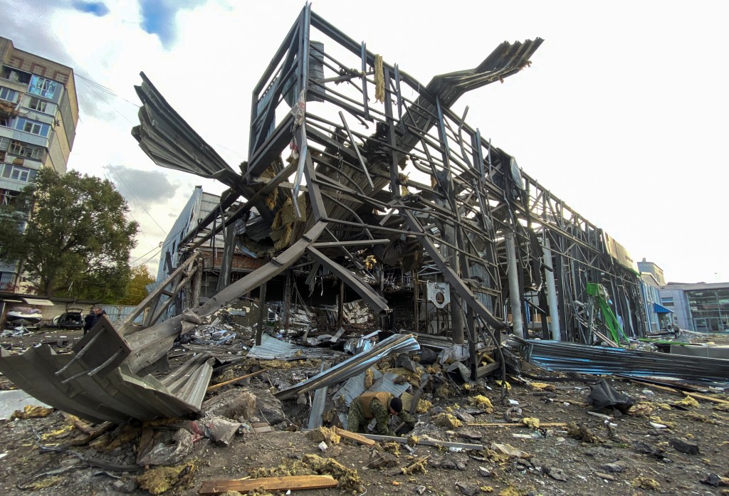 在烏克蘭扎波羅熱的俄羅斯導彈襲擊中，一家汽車零售商的辦公樓被毀。路透