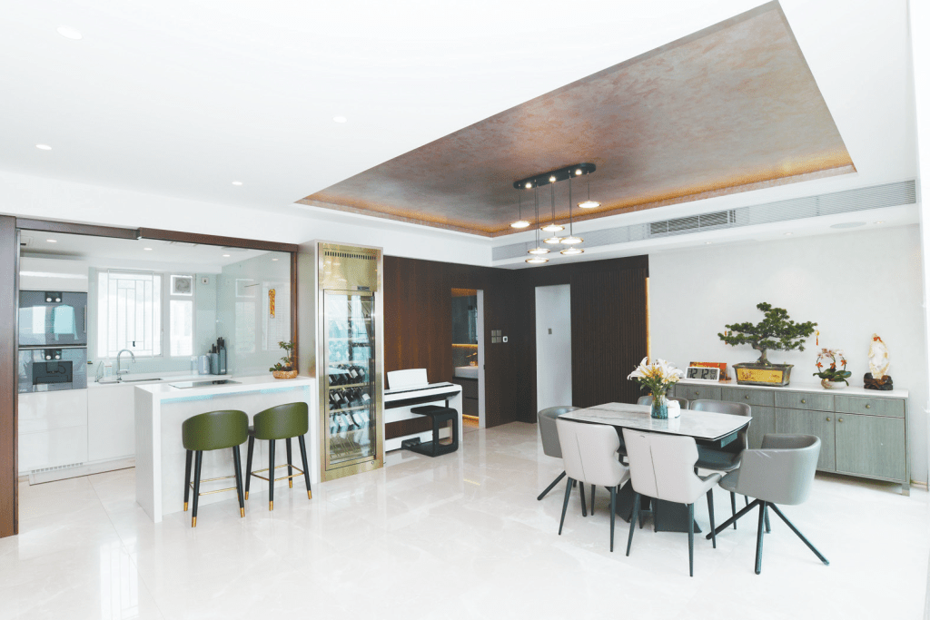 飯廳以白色及灰色為主調，有效提高一室的空間感。