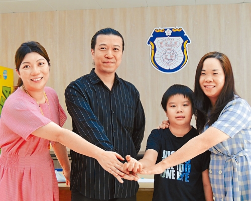 張紫伶(左一)指「資優班」涵蓋第七至十三班國際課程,學生可按能力跳級及應考公開試。旁為「資優班」學術總監林建東(左二)及李玉娟(右一)。
