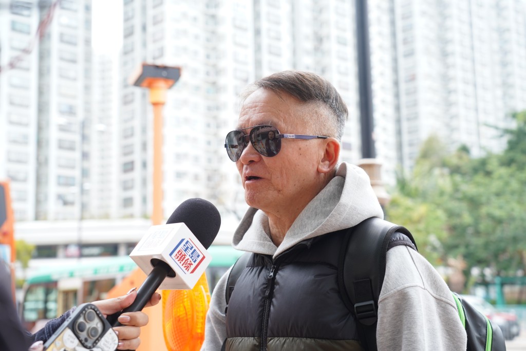 鄭先生表示，過去預訂場地很難，要與人鬥快。