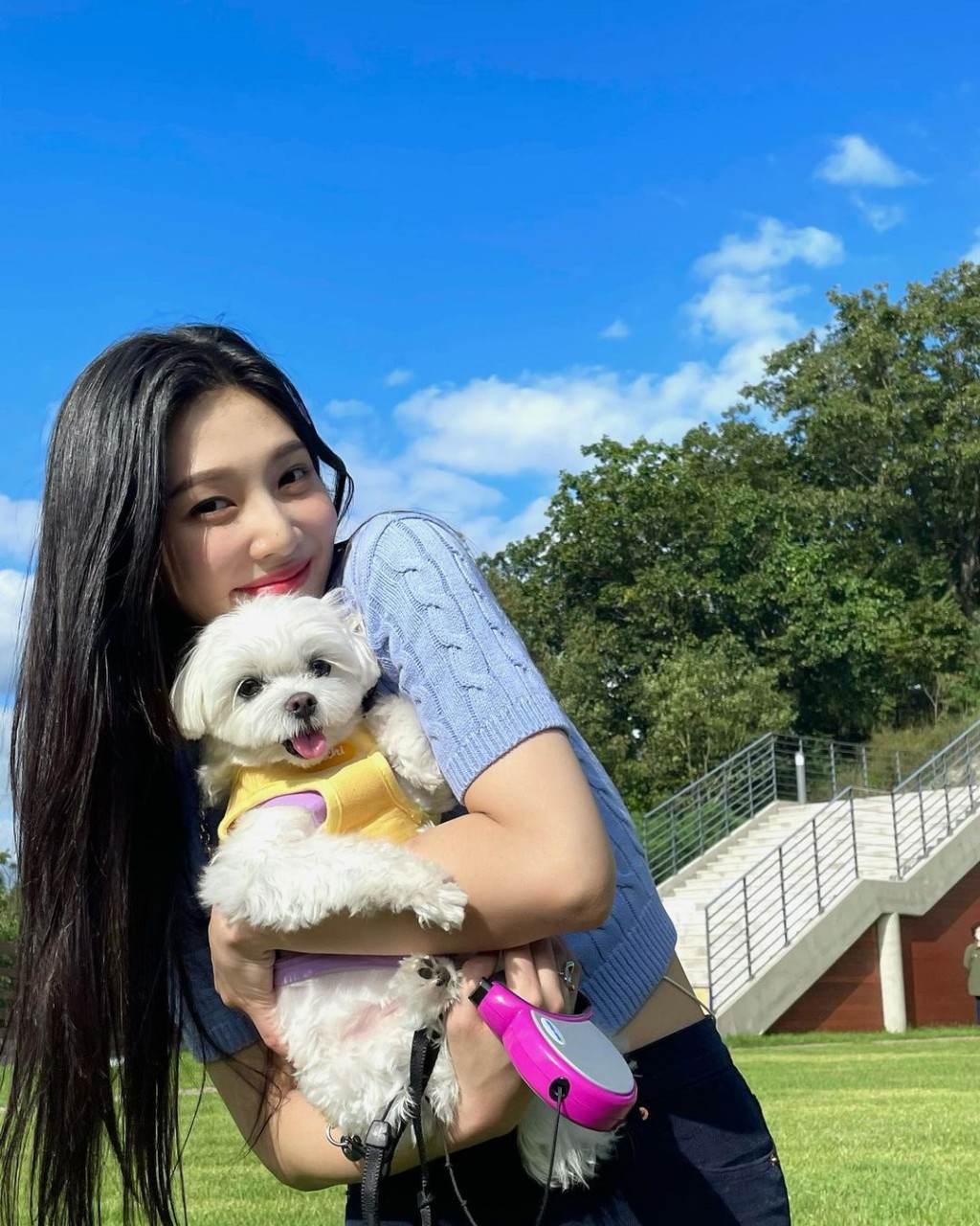 Joy與愛犬「小太陽」合照。
