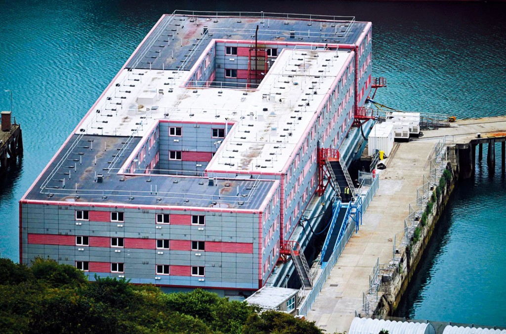 设于英格兰波特兰港的寻求庇护者住宿船。