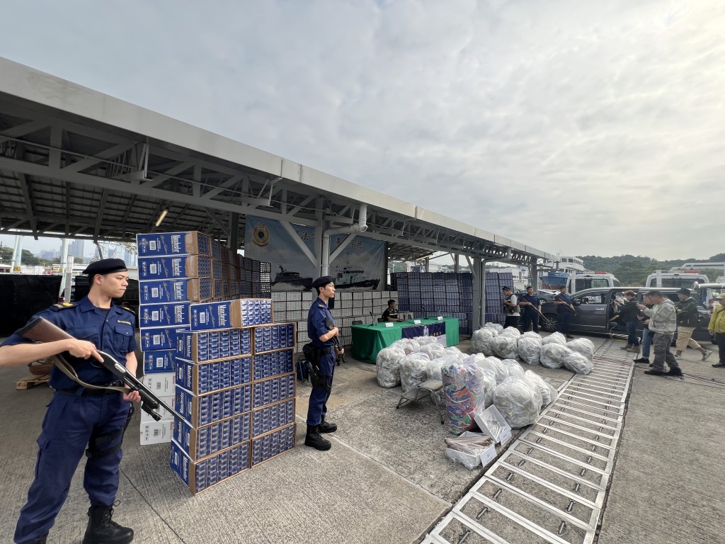 警方及海關見記者交代聯合緝私行動詳情，並展示涉案證物。許文光攝