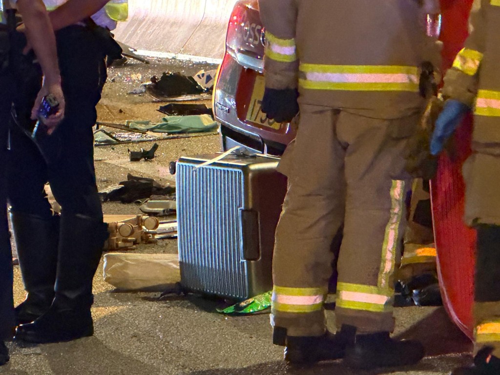 現場遺下一個行李箱。黎志偉攝 現場遺下一個行李箱。黎志偉攝
