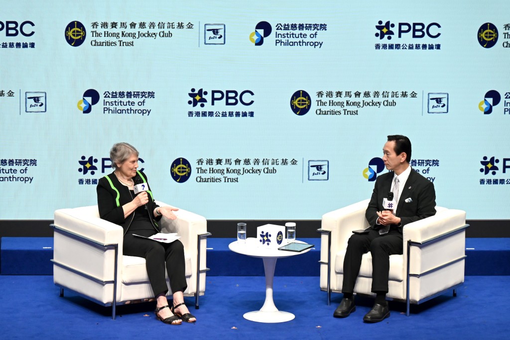 紐西蘭前總理、聯合國開發計劃署前署長海倫・克拉克在PBC 2026發表開幕主題演講後,與香港賽馬會董事陳智思對談。 紐西蘭前總理、聯合國開發計劃署前署長海倫・克拉克在PBC 2026發表開幕主題演講後,與香港賽馬會董事陳智思對談。