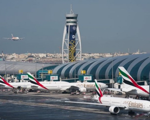 阿聯酋航空要求乘客登機前即場驗血。 AP