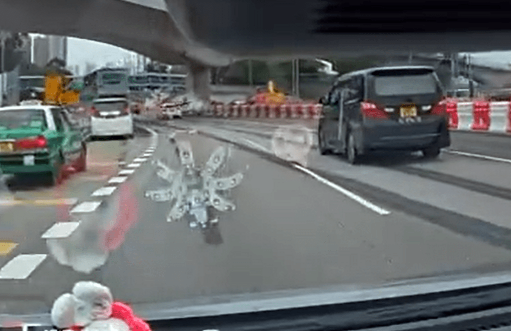 私家車彎位失控撞水馬。fb：車cam L（香港群組）