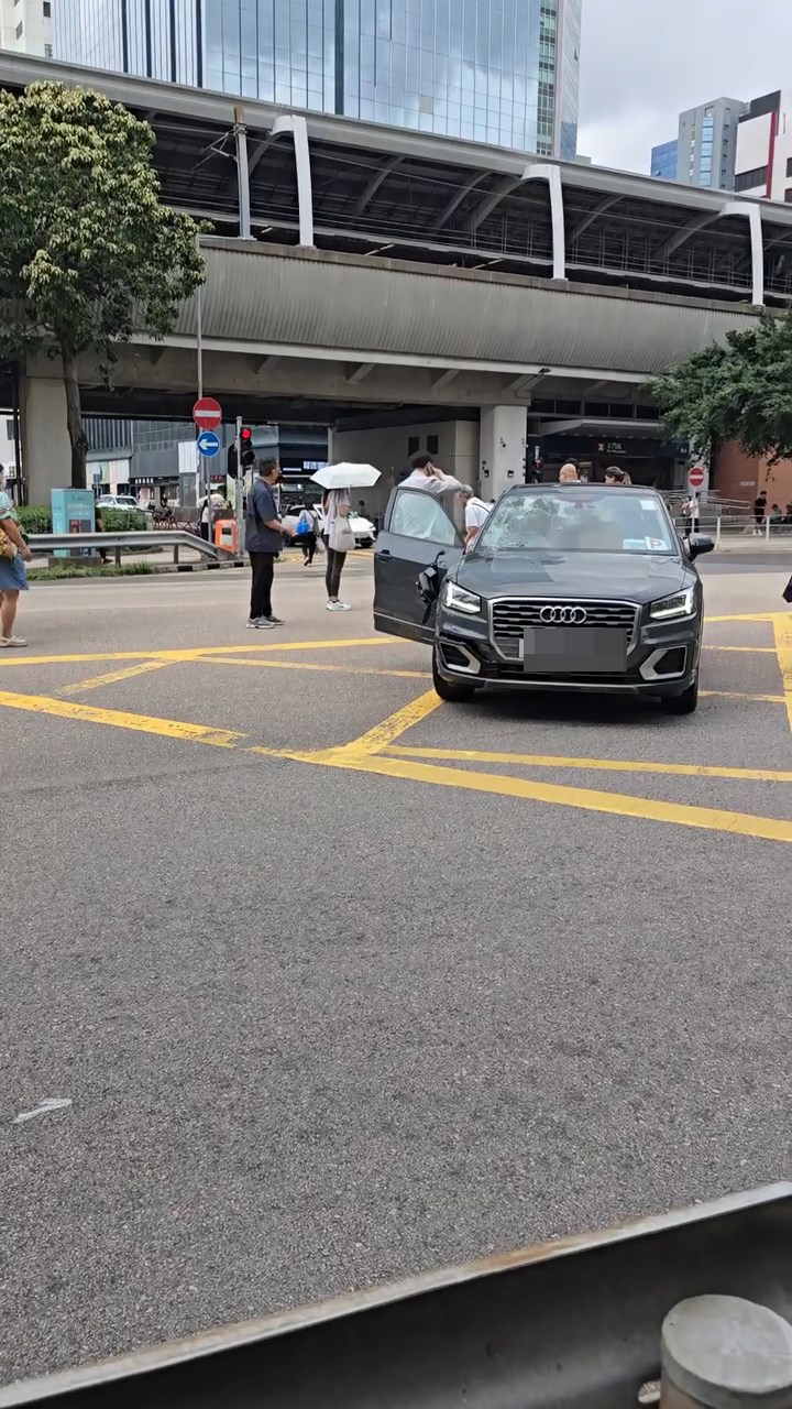 涉事私家車為P牌。fb「碩門二期之友群組 」Johnny Wong片段截圖 涉事私家車為P牌。fb「碩門二期之友群組 」Johnny Wong片段截圖