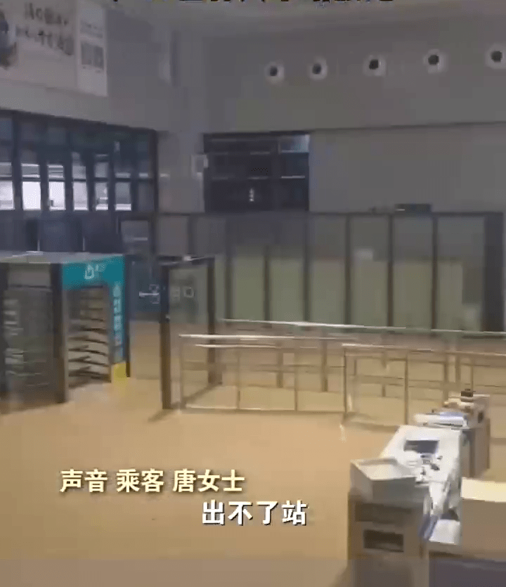 桂林火车站候车厅大水浸。