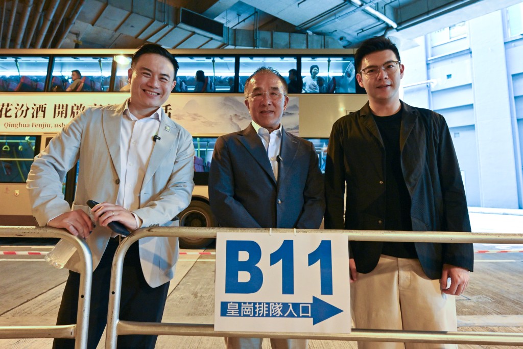 記者隨同三人,由元朗乘九巴B11線前往新口岸。 記者隨同三人,由元朗乘九巴B11線前往新口岸。