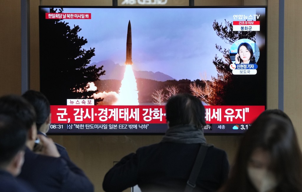 南韩市民正观看有关北韩发射导弹的新闻。美联社
