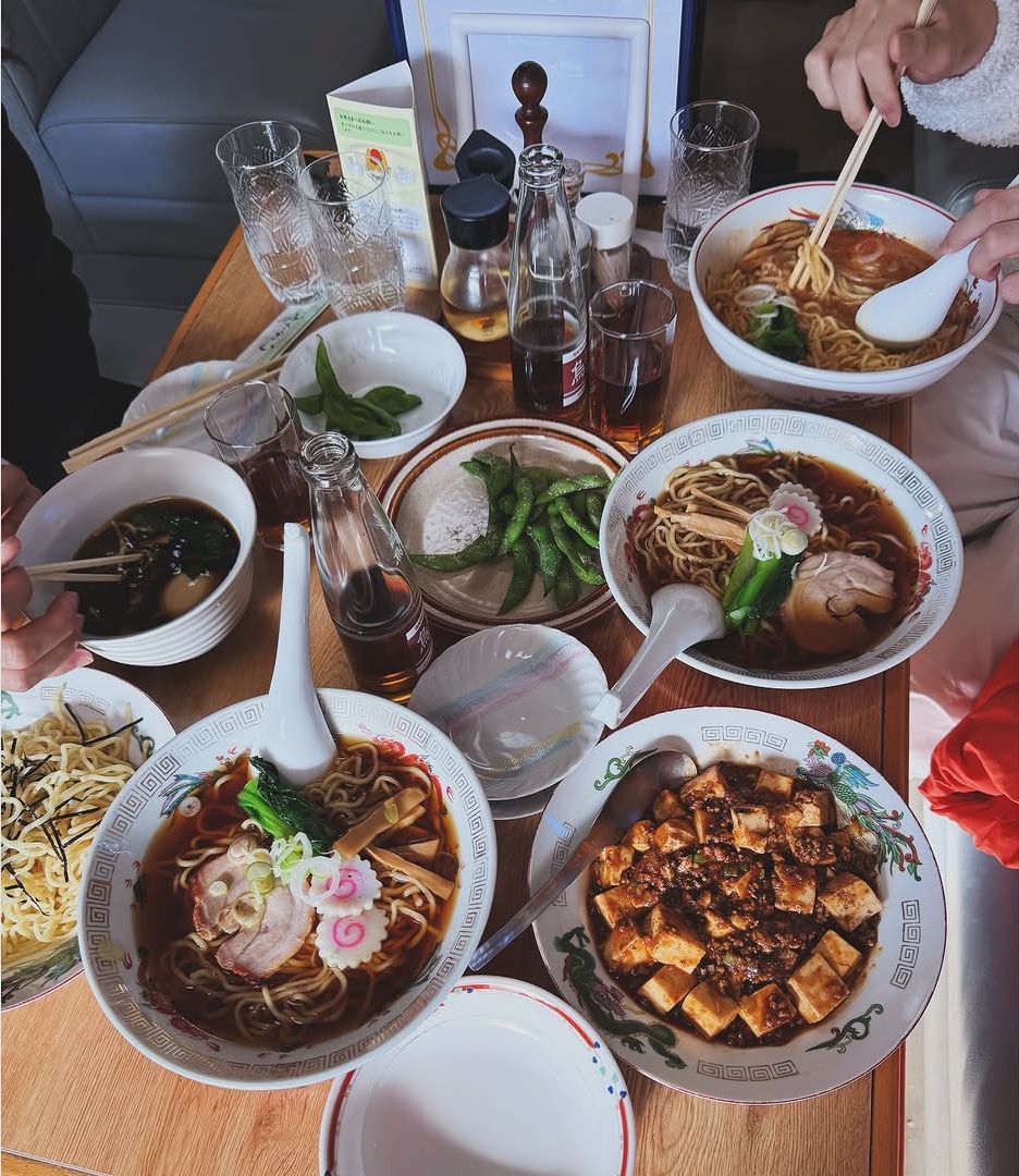 歐陽妙芝長山水遠為食拉麵。