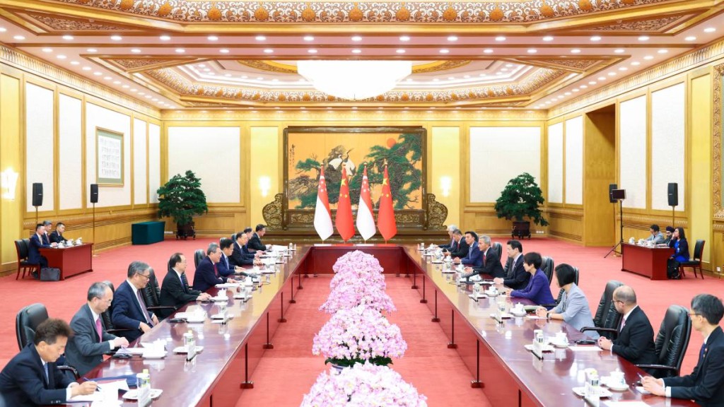 習近平24日與黃循財會面。圖為黃循財23日與李強會談情況。新華社