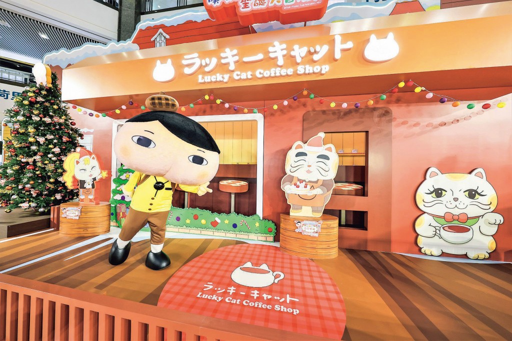 「幸運貓咖啡店」的店長和女兒小鈴特別擺放了一棵 4米高的聖誕樹,無論樹上或咖啡室都掛滿閃亮的燈飾,洋溢濃厚聖誕氣氛! 「幸運貓咖啡店」的店長和女兒小鈴特別擺放了一棵 4米高的聖誕樹,無論樹上或咖啡室都掛滿閃亮的燈飾,洋溢濃厚聖誕氣氛!