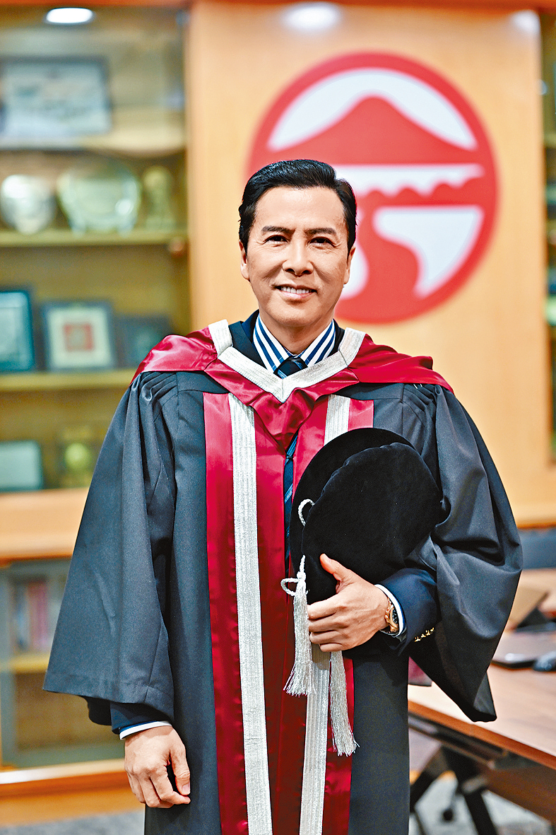 甄子丹獲嶺南大學頒授榮譽博士學位。