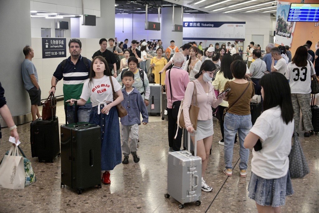 國慶黃金周結束，不少旅客返回內地。資料圖片