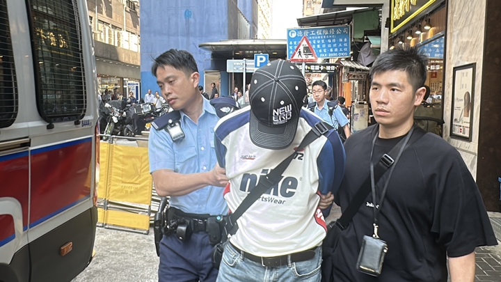 男子涉偷拍短裙女被捕。