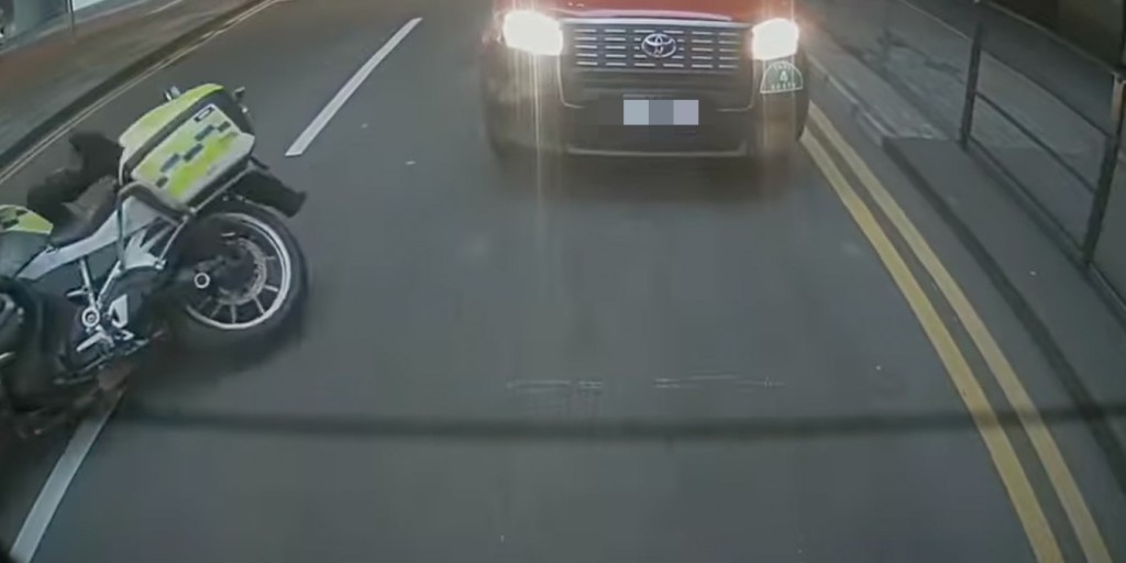 兩車踫撞一刻，從短片中清晰聽到「嘭」一聲，然後警員的電單車隨即倒地。
