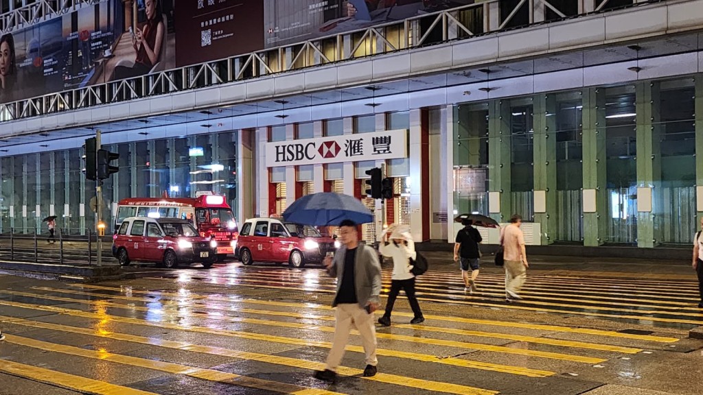 天文台指,與廣闊低壓槽相關的強雷雨區正影響本港,是否需要發出黑色暴雨警告信號要視乎該雷雨區的發展。黎志偉攝 天文台指,與廣闊低壓槽相關的強雷雨區正影響本港,是否需要發出黑色暴雨警告信號要視乎該雷雨區的發展。黎志偉攝