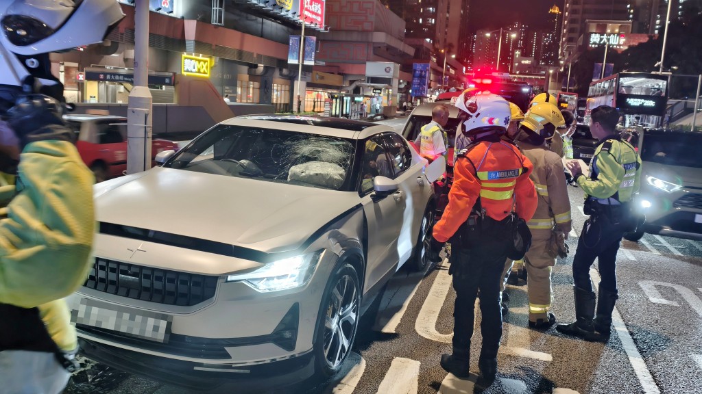 中間被撞的電動私家車。 中間被撞的電動私家車。