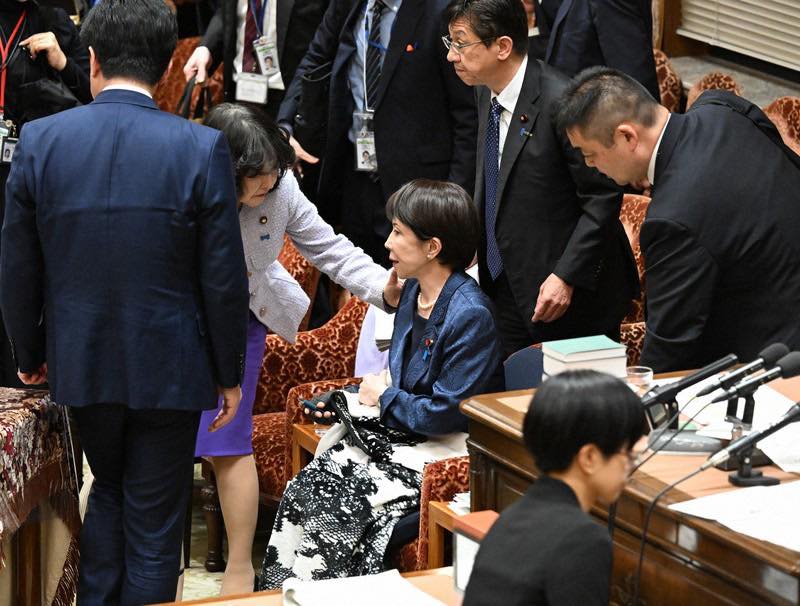 高市早苗散会后一度难以站立，多人见状随即上前关心。（Facebook@矢板明夫俱乐部）