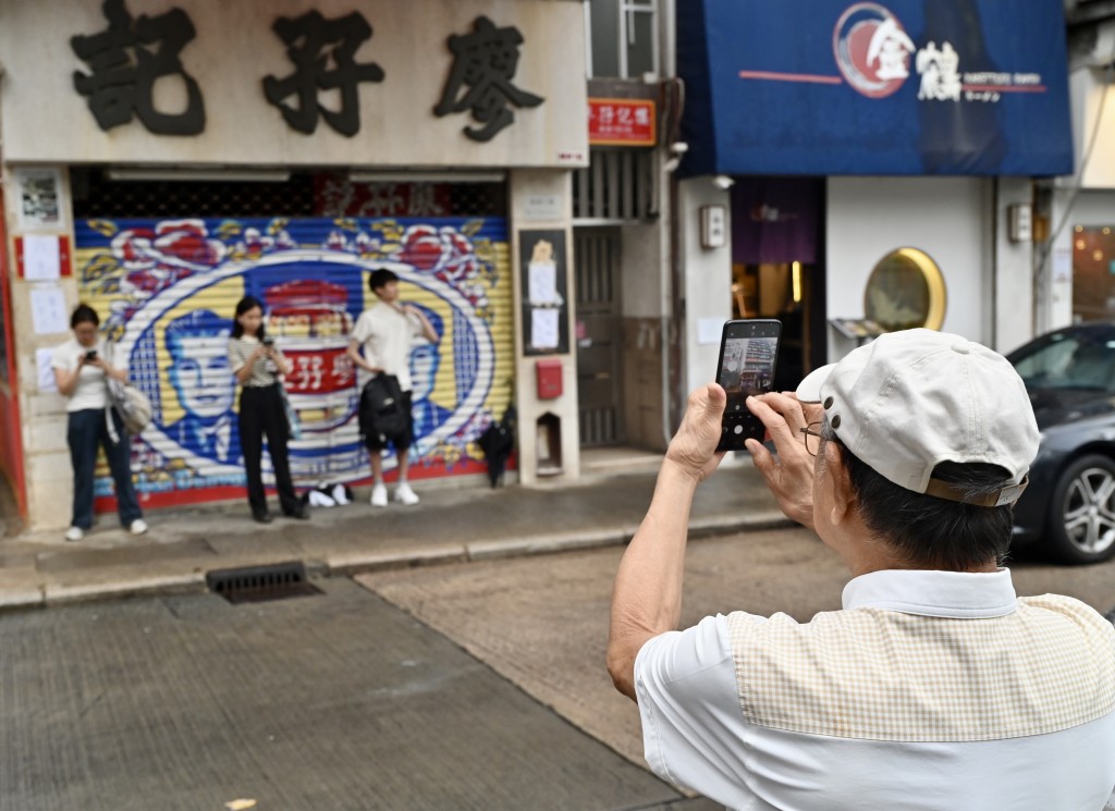 有市民在廖孖记门外拍照。钟健华摄