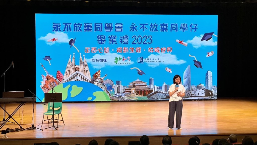 甯漢豪出席「永不放棄同學會」畢業禮,稱自己也要永不放棄覓地。發展局FB