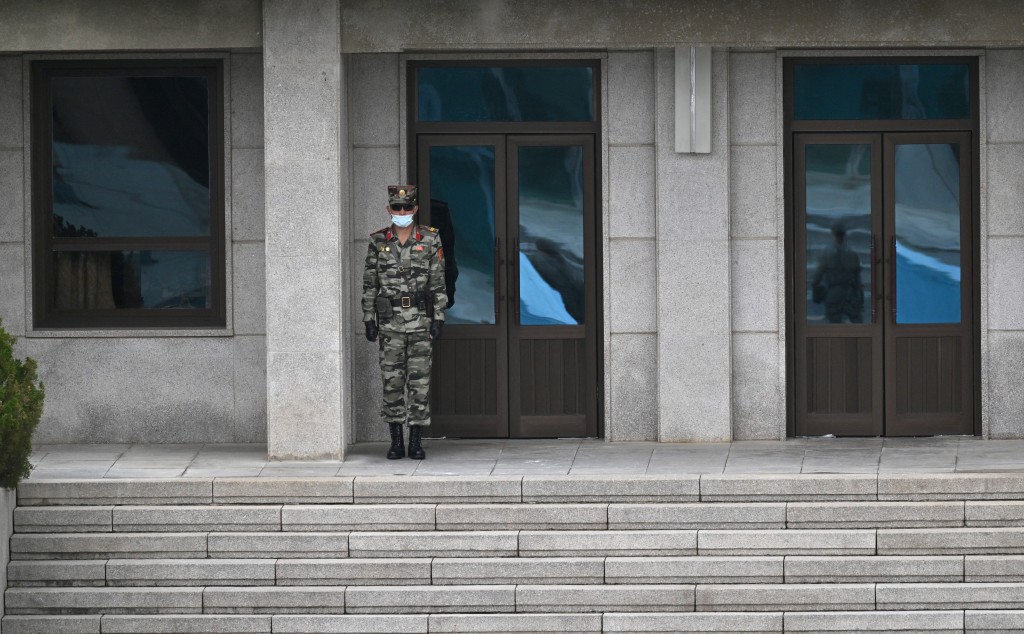 两韩军事分界线北韩方有军人驻守。路透社