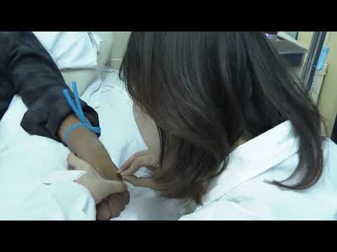 職員幫老翁注射了抗眼鏡蛇毒液血清。網圖