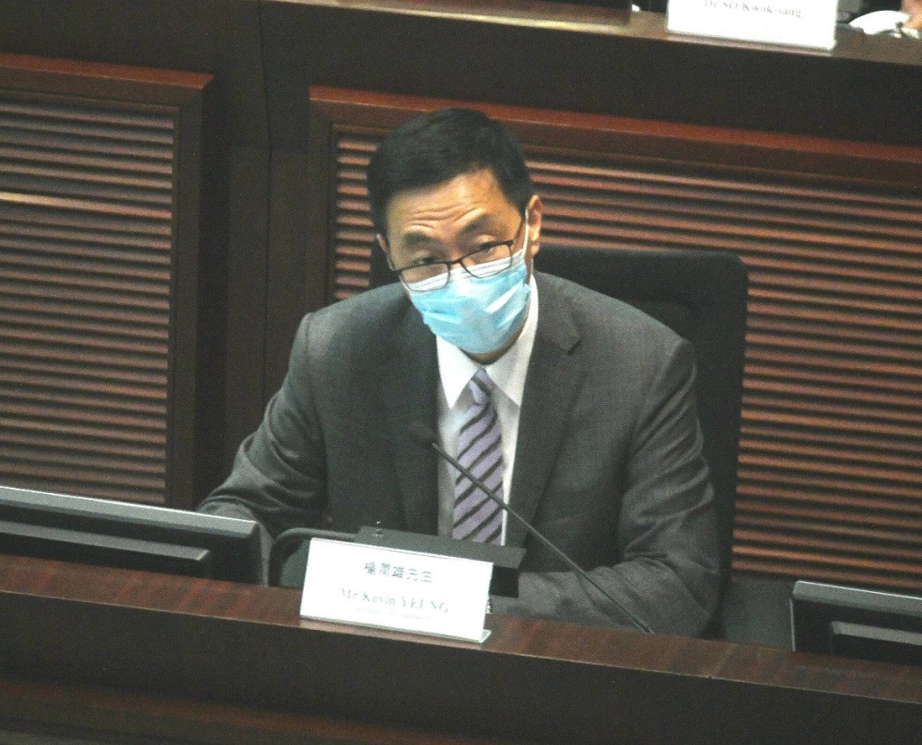 教育局長楊潤雄出席立法會教育事務委員會。