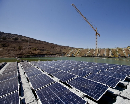 太陽能板島在水面上漂浮。AP