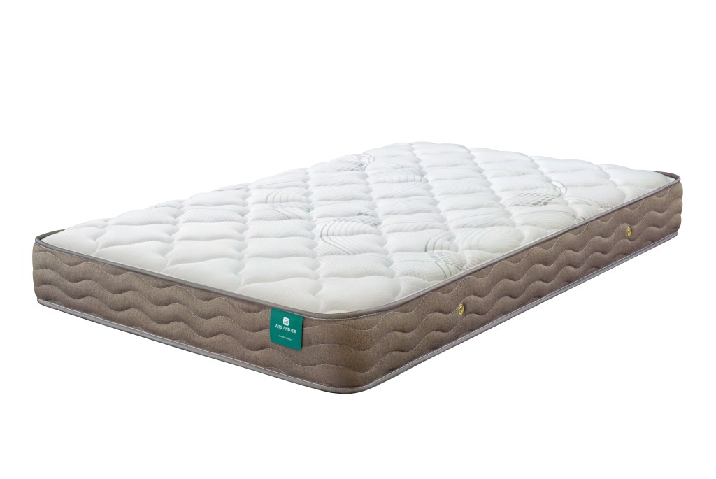 雅蘭雲盈舒適牀褥系列牀褥/原價$5,860至$12,960，現以65折發售，凡購買此牀褥1張，可獲贈3D舒適枕及牀褥保護墊，數量有限，送完即止。（Aeon）