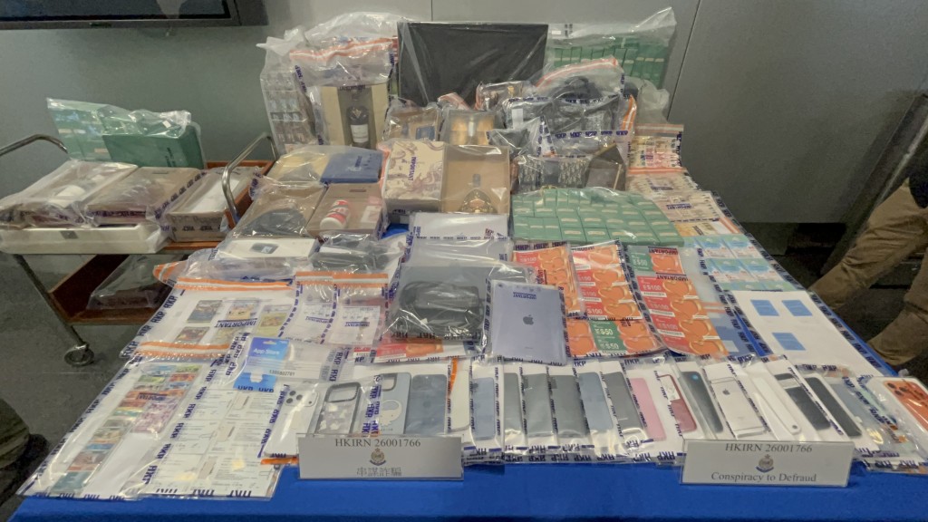 警方在工廈單位內檢獲大批贓物。楊偉亨攝