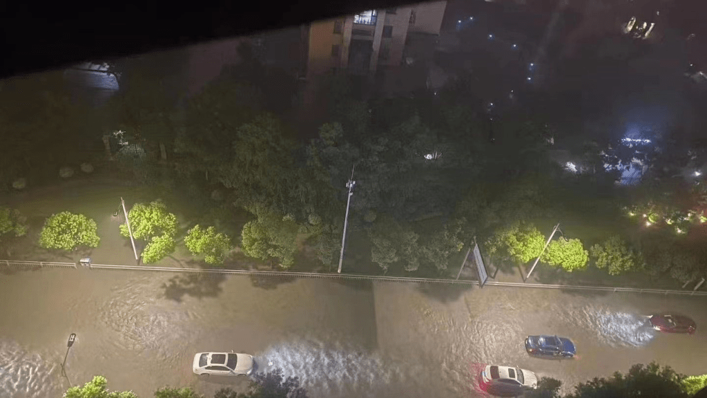 浙江嘉善破紀錄暴雨致嚴重水災，全城淪「大型水池」。