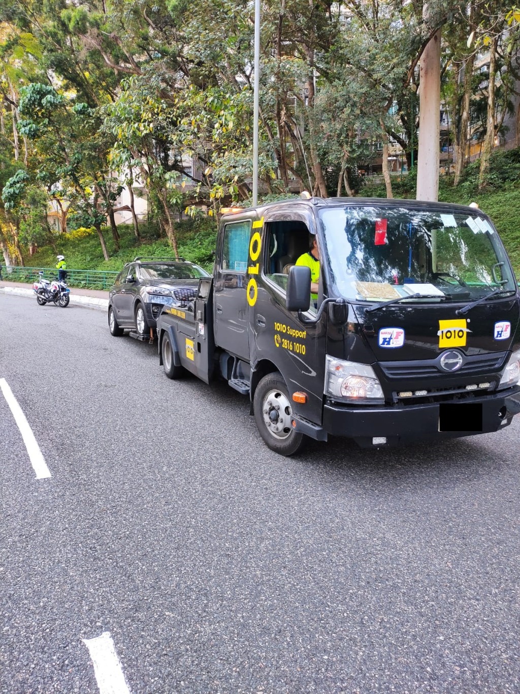 行動中警方共拖走兩輛造成嚴重阻塞的違例車輛。圖:警方提供