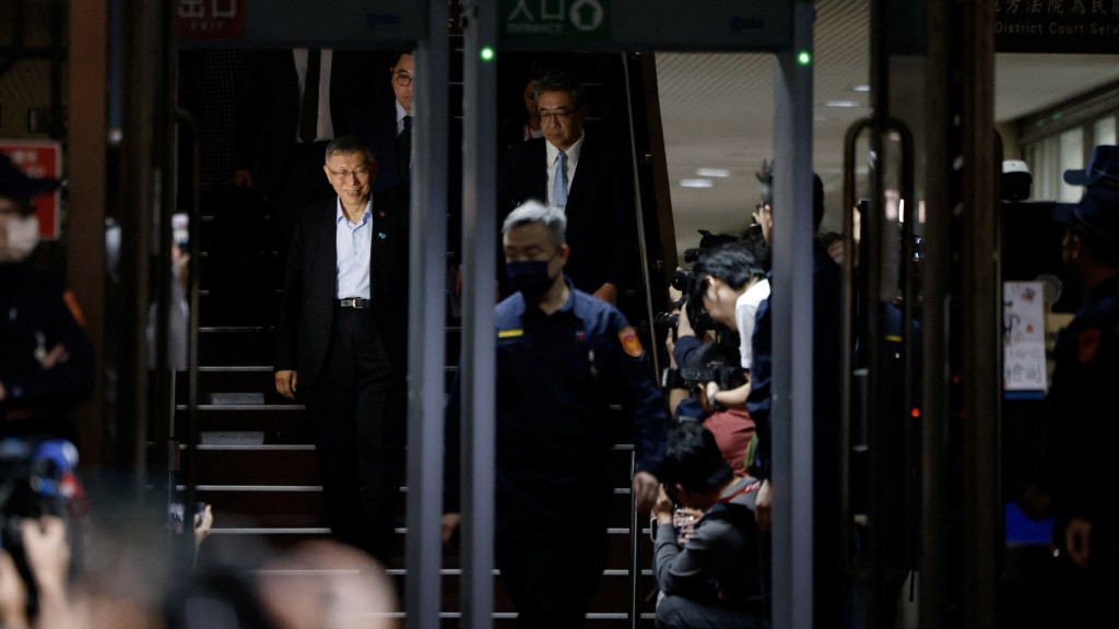 柯文哲涉政治献金及“京华城案”被判囚17年，一审宣判后离开法院。 路透社