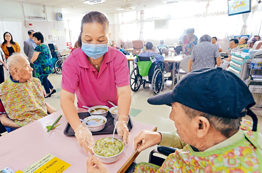 本港安老院及残疾人士院舍人手短缺，须额外输入护理员纾解。