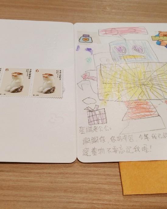 「台灣聖誕老公公」收到小朋友寄給聖誕老人的信件，文字之外，還有圖畫，提醒聖誕老人給他寄禮物。