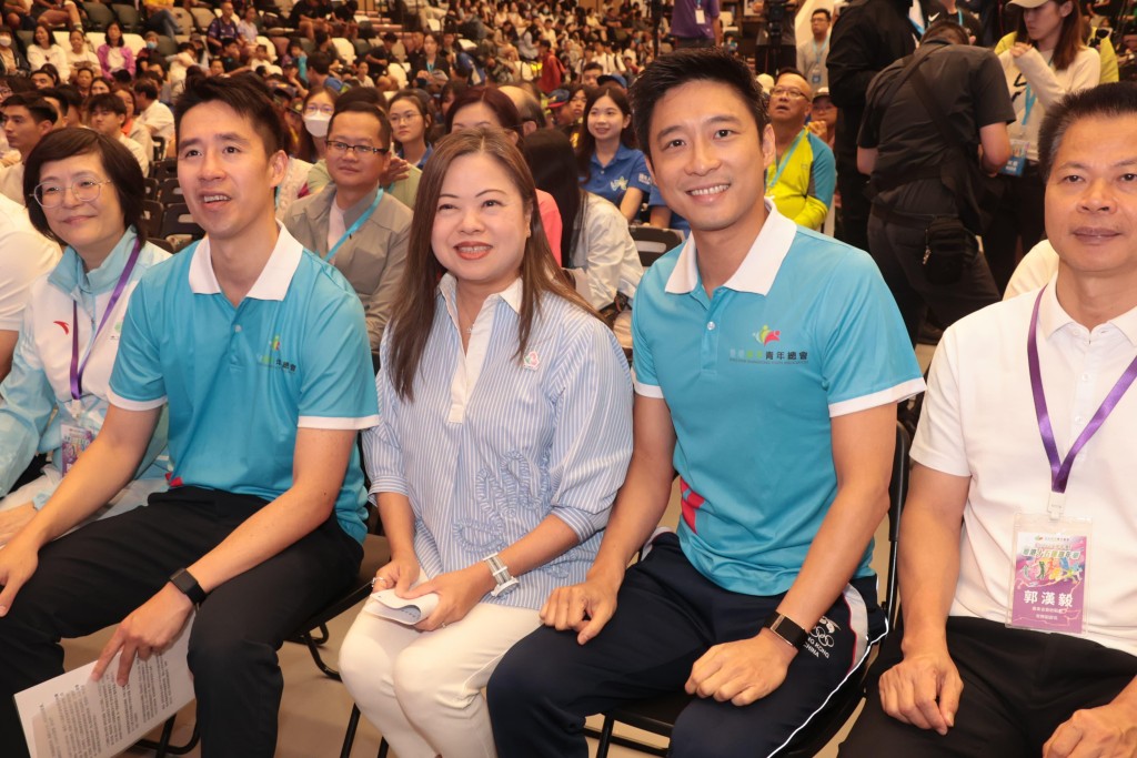 文化體育及旅遊局局長羅淑佩、香港廣東青年總會主席霍啟山、香港廣東青年總會執行主席郭基煇、藝人方力申等出席「G21+2 青年季」粵港十五運嘉年華啟動儀式。 文化體育及旅遊局局長羅淑佩、香港廣東青年總會主席霍啟山、香港廣東青年總會執行主席郭基煇、藝人方力申等出席「G21+2 青年季」粵港十五運嘉年華啟動儀式。