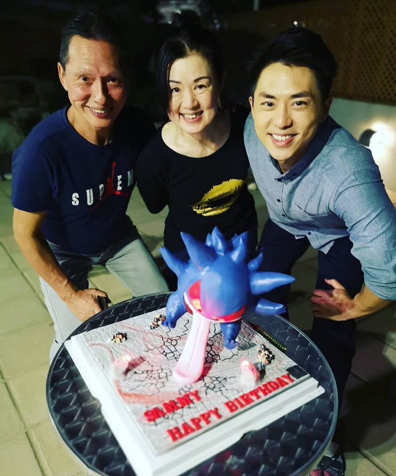 森美亦分享了與父母慶祝合照，留言說：「多謝爸媽！寵這愛攪鬼的我」。森美fb