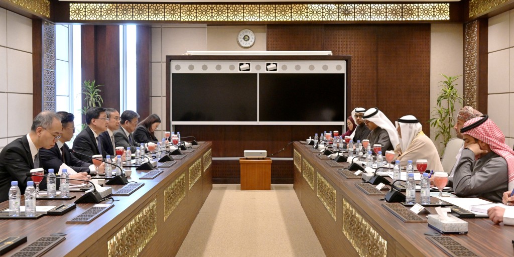 行政長官李家超（左三）與海灣阿拉伯國家合作委員會秘書長賈西姆．布代維（右三）會面。