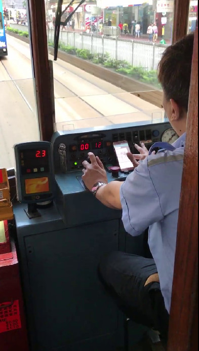 黃澄清,沒有向電車公司投訴。
