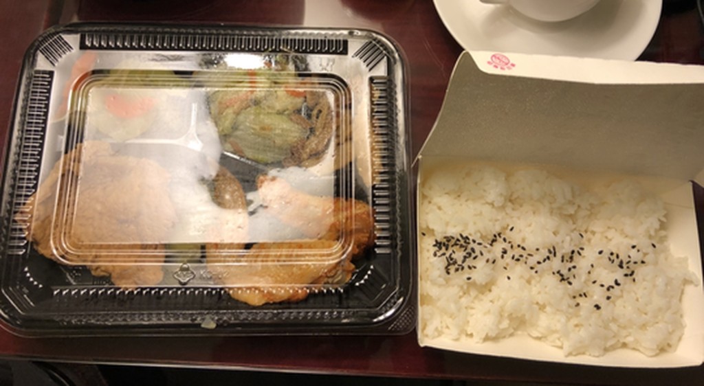 午餐有豬肉、雞翼、菜和白飯。 網圖