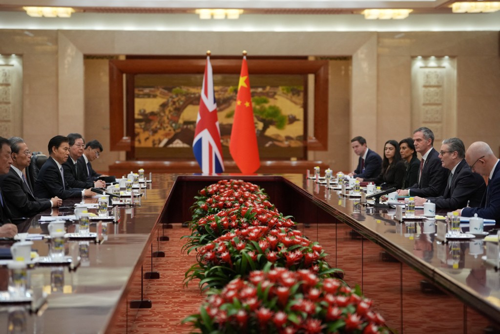 施紀賢周四在中國北京人民大會堂會見了全國人大委員長趙樂際。 路透社