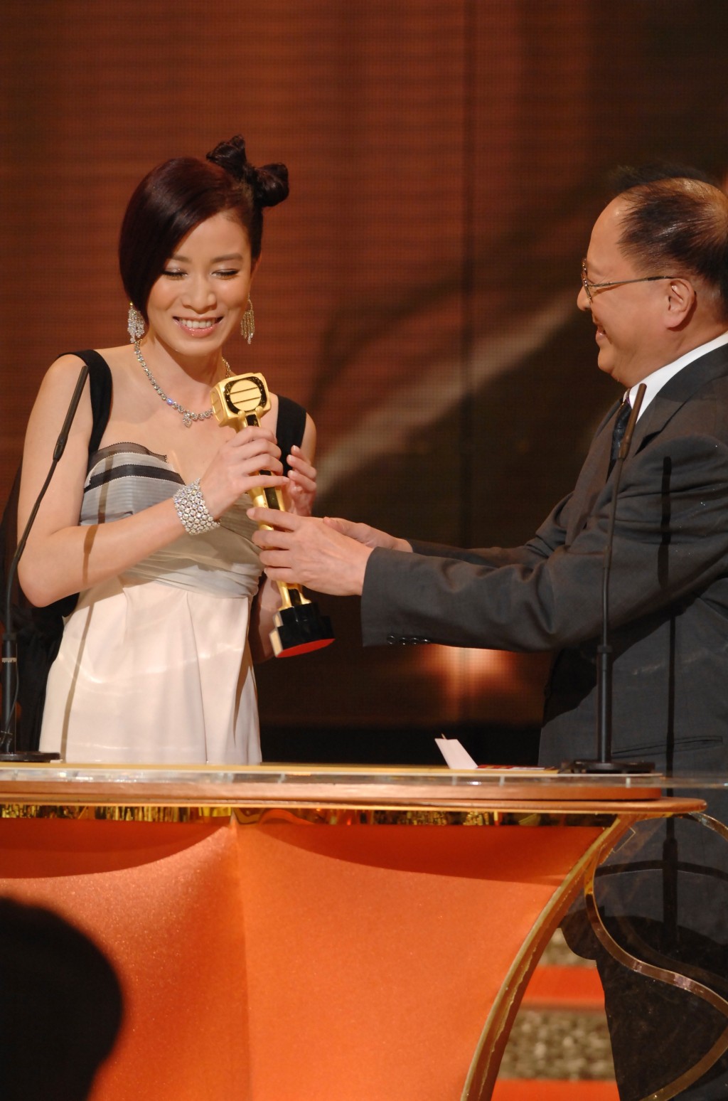 佘诗曼2006年终凭《凤凰四重奏》封视后。