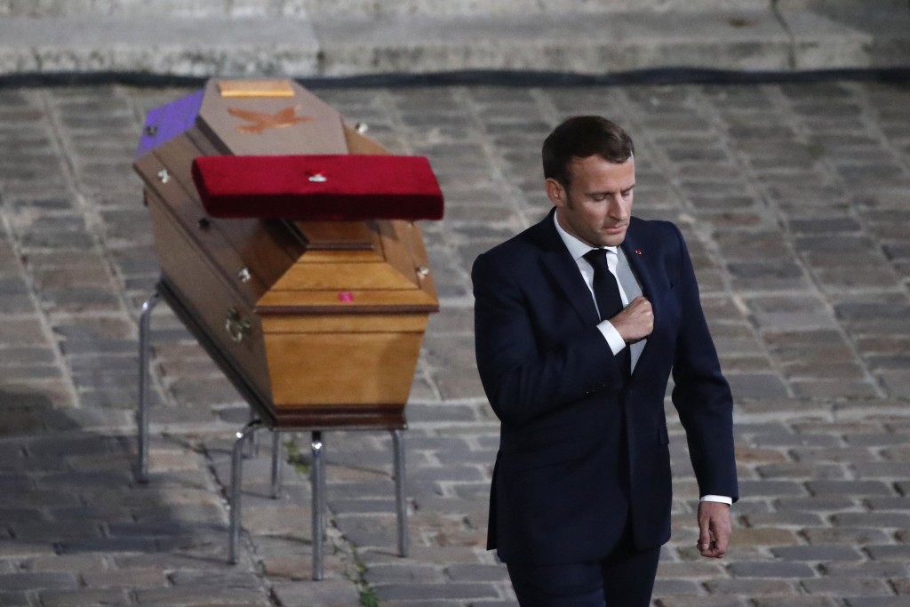 法国总统马克龙亲自出席了帕弟的丧礼。　美联社