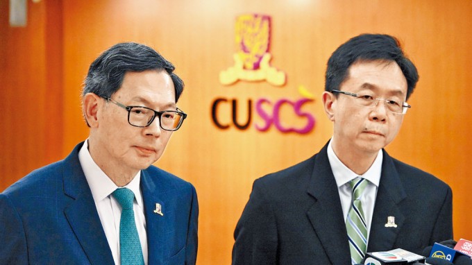 中文校董會主席查逸超(右)，旁為改組校董會專責小組主席陳德霖。（資料圖片)